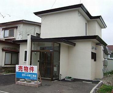 895